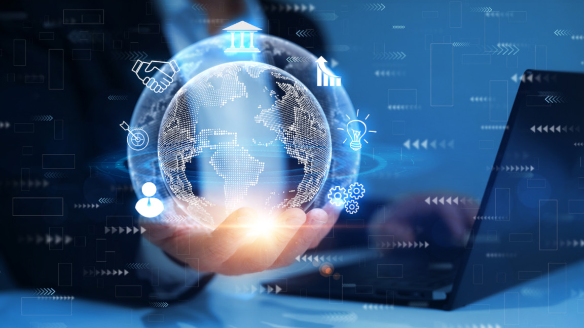 offene Hand hält eine digitale und vernetzte Weltkugel