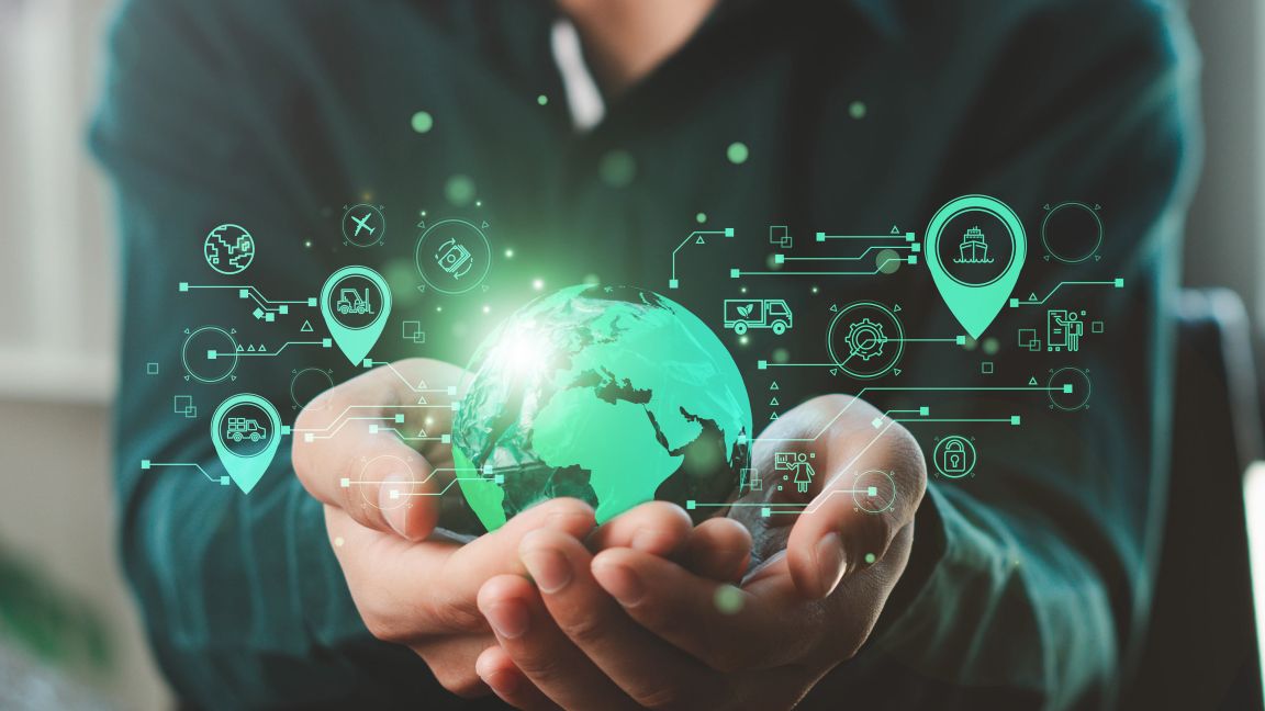 Hand hält eine digitale Weltkugel mit Pfeilen, welche die globale Vernetzung darstellen