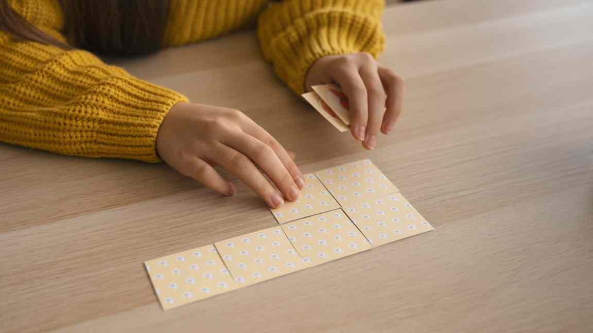 Eine Person spielt mit Memory-Karten.