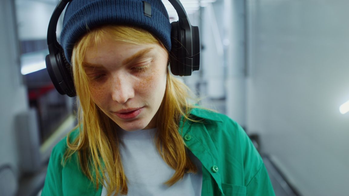 Mädchen mit Kopfhörern