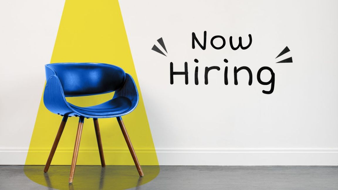 leerer Stuhl mit Schrift "Now Hiring"